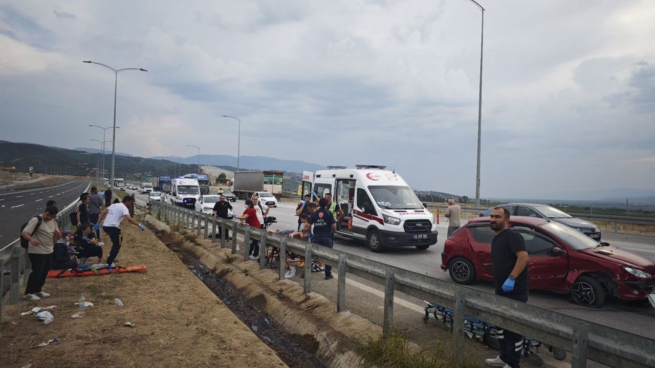 Aydın'da Otomobil Yolu Otobüsüne Çarptı: 20 Yaralı Var!
