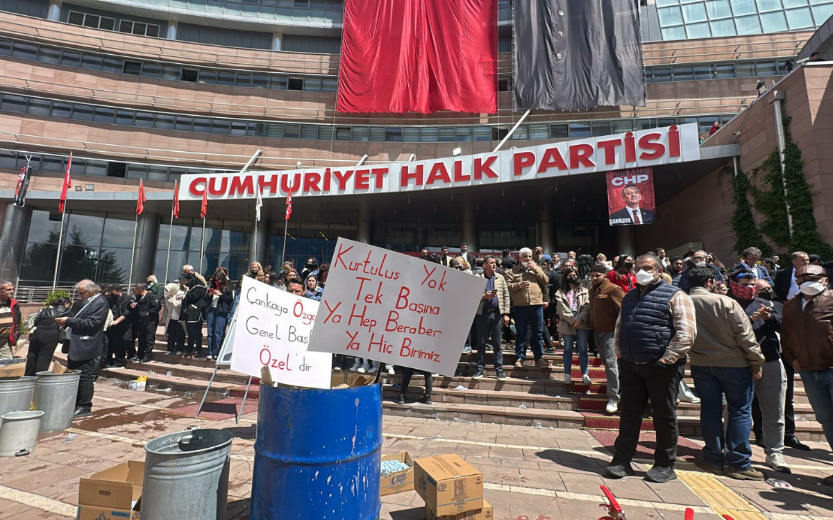 CHP Genel Merkezi'nde Tahliye Krizi: Emniyet Müdahalesi Başladı!