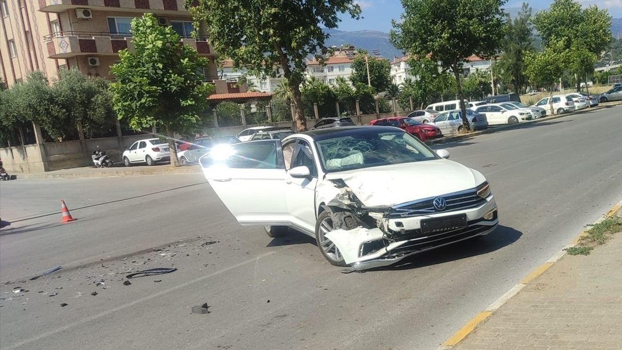 İzmir Ödemiş'te Otomobil ile Cip Çarpıştı: 4 Yaralı!