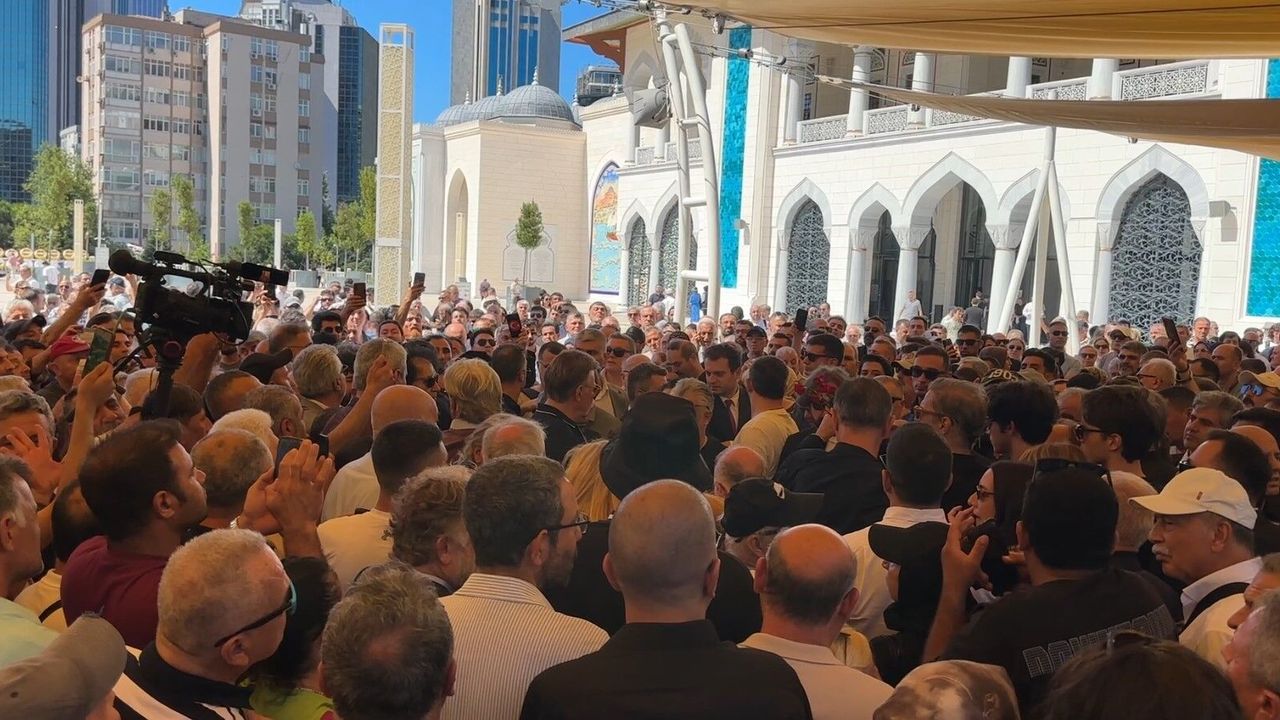 Kadir İnanır Son Yolculuğuna Uğurlanıyor! Levent’te Anma Töreni Başladı