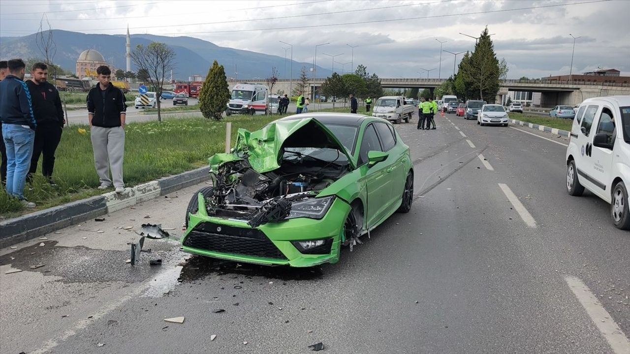 Kütahya’da Otomobil Kamyonete Çarptı: 2 Yaralı Var!