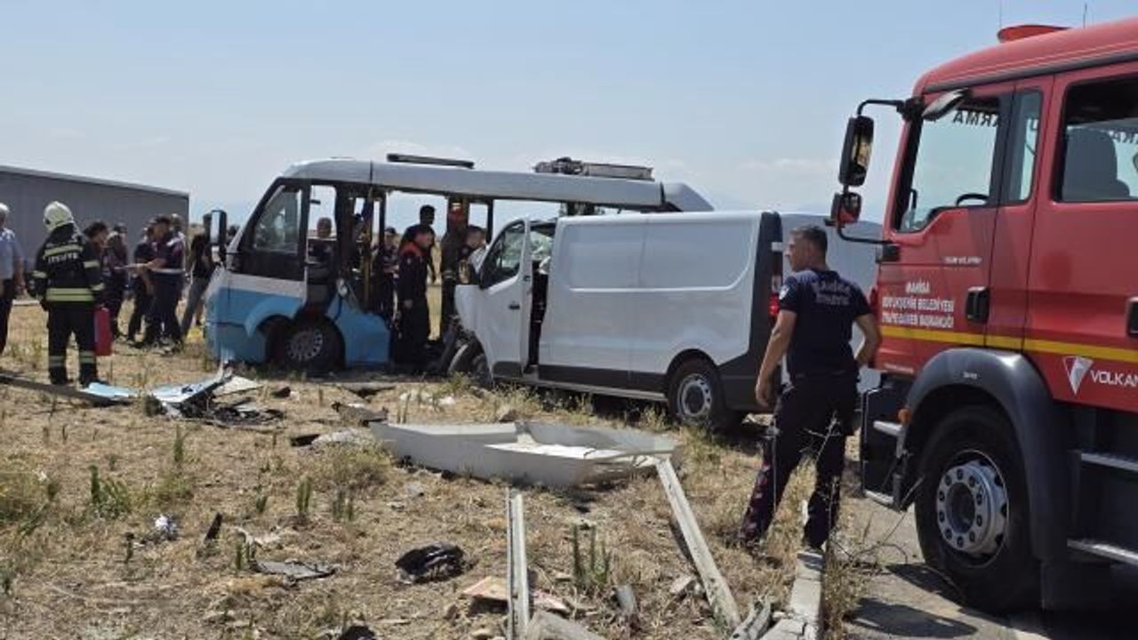 Manisa’da Midibüs ve Panelvan Çarpıştı: 1 Ölü, 10 Yaralı!